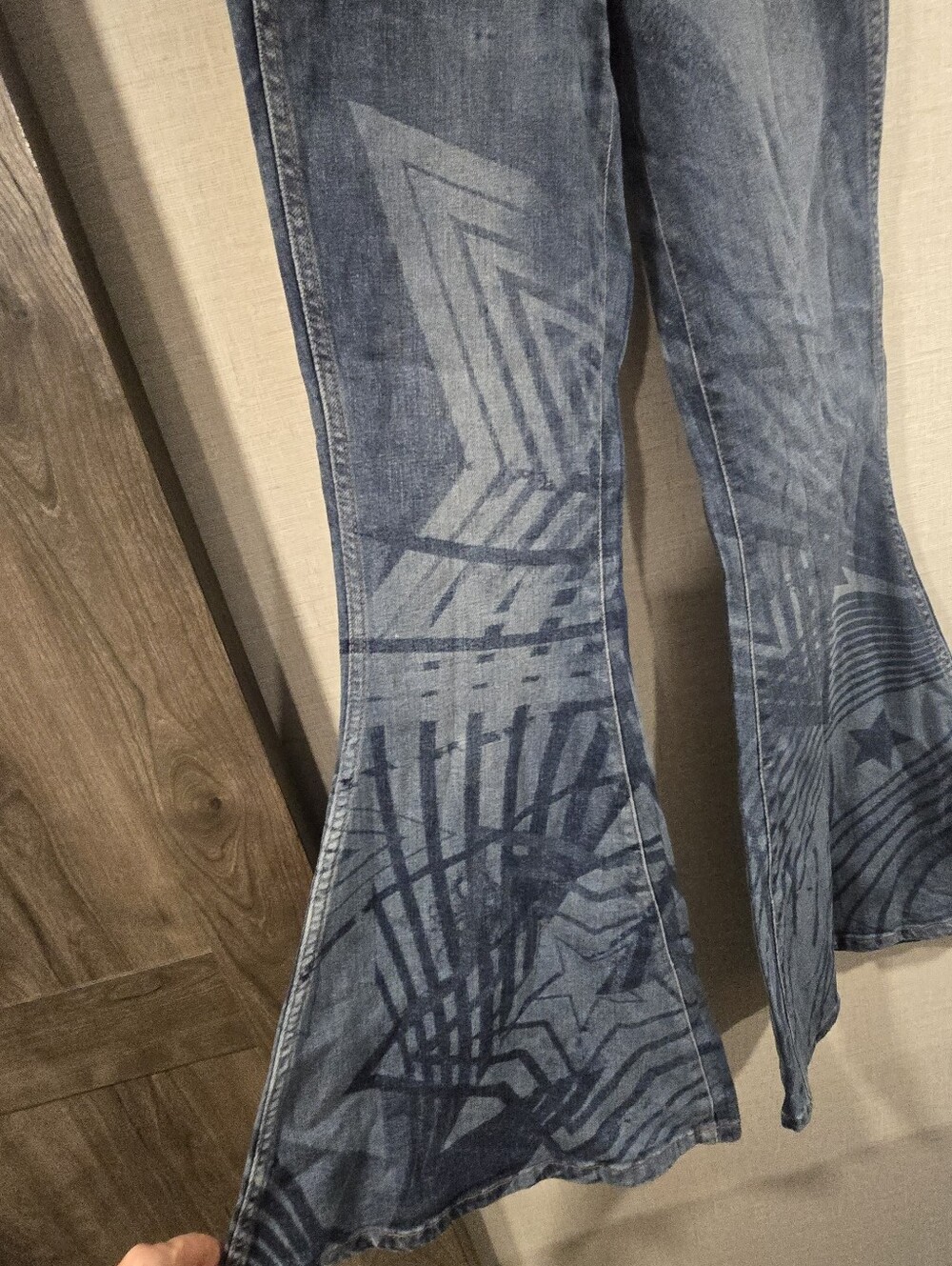 Wrangler x Lainey Wilson Bell Bottom Jeans Size 26x32 Western Graphic Flare-NWT - Picture 11 of 13